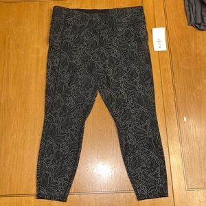 Women’s Athleta Black Contender Reflective 7/8 Tight - Size XL